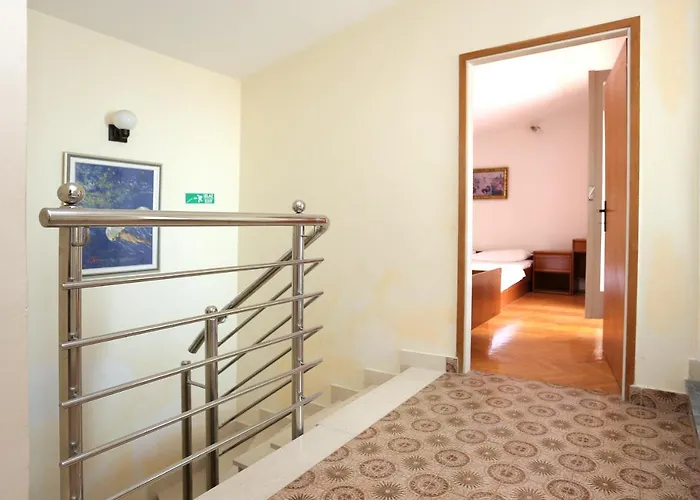 Apartman With Parking Space - 9506 Makarska